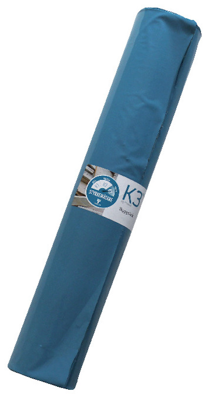 En hoprullad blå byggsäck med en etikett märkt "K3".