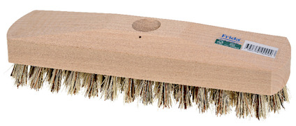 Träborste med täta borststrån och en etikett på ovansidan.