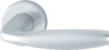 Silverfärgat dörrhandtag med rund rosett och enkel design.