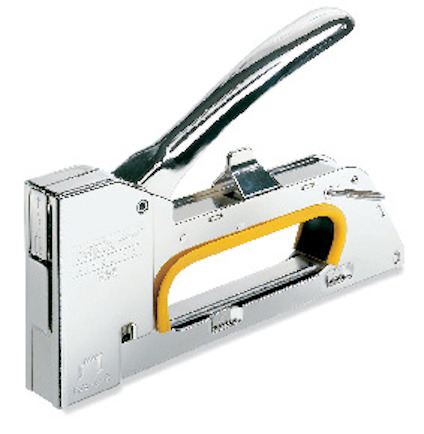 Häftpistol i metall med ergonomiskt handtag och gult inslag, märkt "R23E".