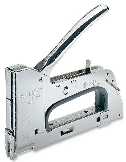 Kabelhäftpistol i metall med handtag och mekanism synlig, texten "Rapid R36E" finns på sidan.