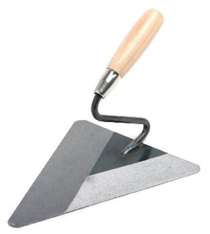 Murslev med trähandtag och triangelformad metallklinga.