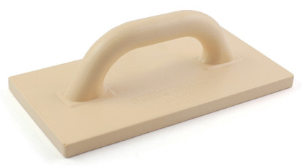 Rektangulär plastbräda med handtag, beige färg. Vattenmärkt text synlig på ytan.