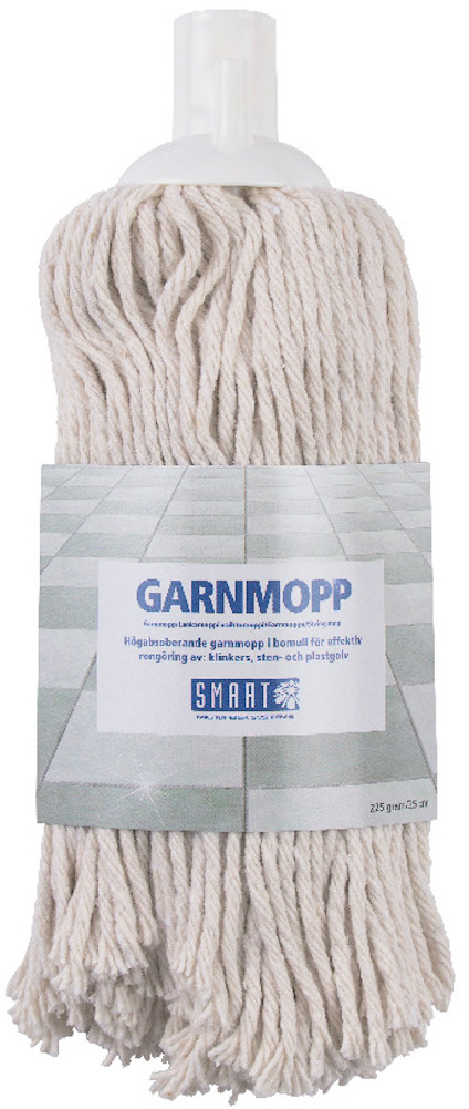 Garnmopp med vita moppremsor och ett vitt handtag, etikett med texten "GARNMOPP" och bildelement av ett golv.