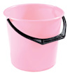 Rosa plasthink med svart handtag, stående på vit bakgrund.