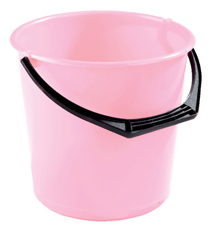 Rosa plasthink med svart handtag, stående på vit bakgrund.