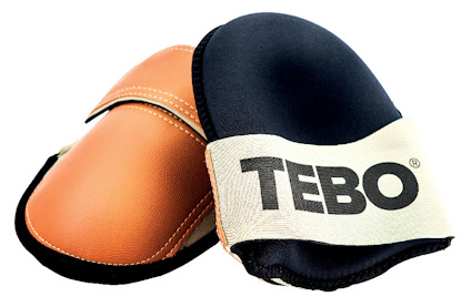 Knäskydd i läder och textil med loggan "TEBO" tryckt på den elastiska remmen.