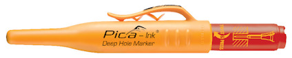 Orange djuphålsmärkare med röd lock och texten "Pica-Ink Deep Hole Marker".