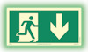 Grön skylt med vit piktogram av en löpande person och en nedåtriktad pil, symboliserar utrymningsväg.