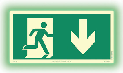 Grön skylt med vit piktogram av en löpande person och en nedåtriktad pil, symboliserar utrymningsväg.
