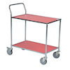 Röd serveringsvagn med två hyllplan och fyra hjul, varav två har bromsar. Vagnens ram är i metall med ett handtag.