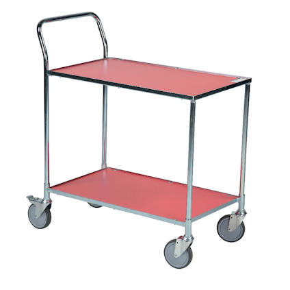 Röd serveringsvagn med två hyllplan och fyra hjul, varav två har bromsar. Vagnens ram är i metall med ett handtag.