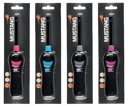 Tändare i olika färger (rosa, blå, grå, lila) förpackade i svarta kartonger med texten "MUSTANG".