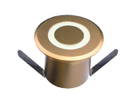 Rund, bronsfärgad infälld däcklampa med två smala metallfästvingar.