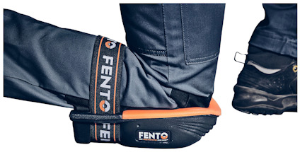 Knäskydd från Fento på en person som bär mörkblå arbetsbyxor och svarta skor med orange detaljer.