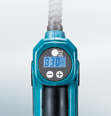 Batteridriven luftpump som visar 830 KPA, omgiven av blå plast med knappar för plus och minus.