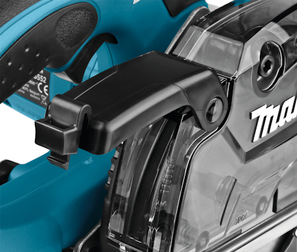 Närbild av en batteridriven, blå och svart del av en metallcirkelsåg.