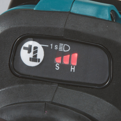 Närbild av kontrollpanel på en batteridriven mutterdragare med symboler och lysdioder för inställningar.