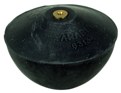 Svart, rund gummiboll med en liten metallbricka i mitten och siffrorna "36 645".