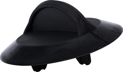 Svart diskpropp med handtag och två små ben på undersidan.