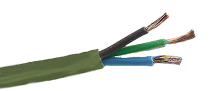 Grön kabel hölje med tre exponerade ledare i brunt, blått och grönt/gult.