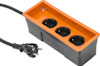 Orange och svart 3-vägs grenuttag med jordade uttag och ansluten kabel.