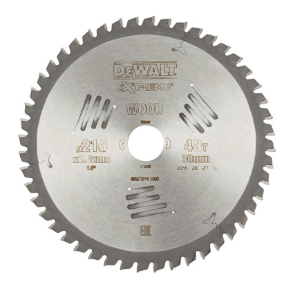 Cirkelsågklinga med tandad design, text "DEWALT EXTREME WOOD" och specifikationer ingraverade på ytan.
