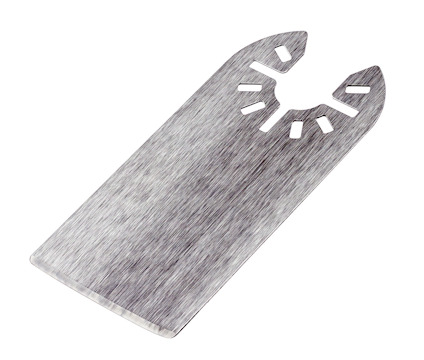 Metallisk, rektangulär och tandad skrapa med flera urtag nära ena änden.