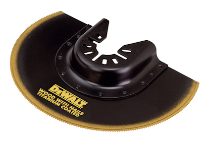 Segmentsågklinga i svart och guld med texten "DEWALT WOOD WITH NAILS TITANIUM COATED" tryckt på.