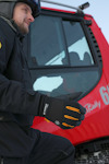Person i hjälm och handskar står bredvid ett rött fordon med texten "JTRSafety 6".
