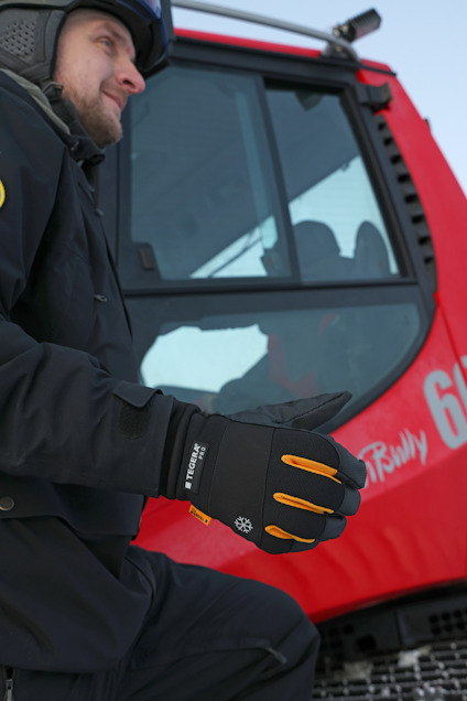 Person i hjälm och handskar står bredvid ett rött fordon med texten "JTRSafety 6".