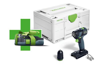 Skruvdragare med batteri, laddare och borrchuck, placerat framför en vit förvaringslåda med gröna detaljer.