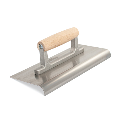 Handverktyg med trähandtag och metallblad, använt för utjämning av ytor.