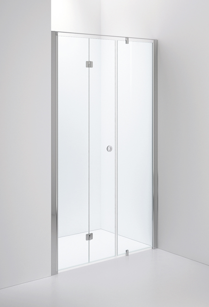Duschvägg av glas med klar yta och polerade metallprofiler i en minimalistisk design.