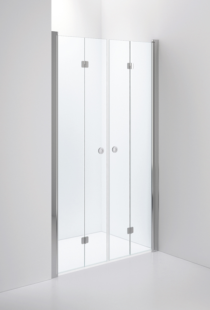 Duschvägg med transparent glas och polerade metallbeslag, monterad mellan två vita väggar.