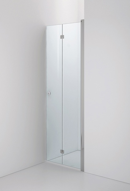 Glasduschvägg med dörr och transparent glas samt polerade beslag, placerad i ett hörn av ett ljust rum.