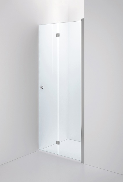 Duschvägg med två transparenta glasdörrar och polerade metallbeslag, installerad i ett vitt badrum.