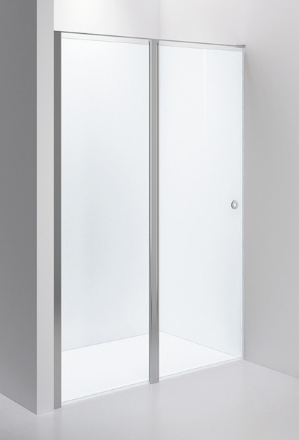 Duschvägg med skjutdörr i klart glas och polerad metallprofil i ett minimalistiskt badrum.