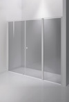 Duschvägg med vit ram och tre sektioner av klart glas, placerad i ett ljust och minimalistiskt badrum.