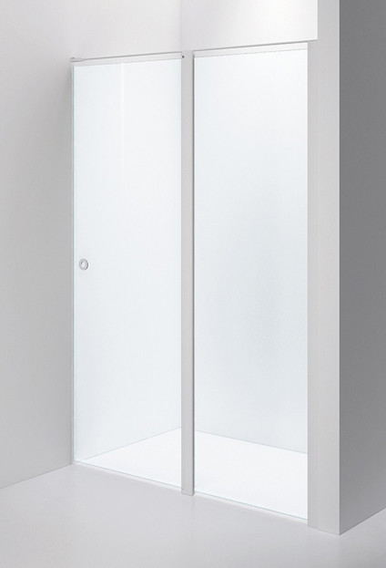 Duschvägg med frostat glas; två sektioner, en dörr med rund metallknopp och en fast panel. Vit ram på kanterna.