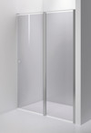 Duschvägg i transparent glas med polerad aluminiumram och tillhörande dörr, monterad i ett vitt badrum.
