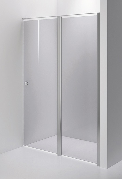 Duschvägg i transparent glas med polerad aluminiumram och tillhörande dörr, monterad i ett vitt badrum.