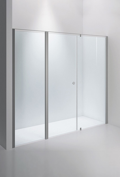Duschvägg i transparent glas med borstad metallram och dörr med handtag till vänster.