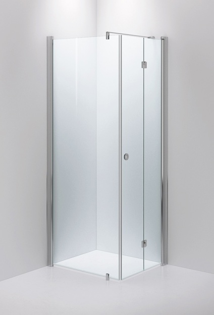 Duschvägg med L-formad design, klar glas och silverfärgade profiler, monterad mot hörn i ett vitt badrum.