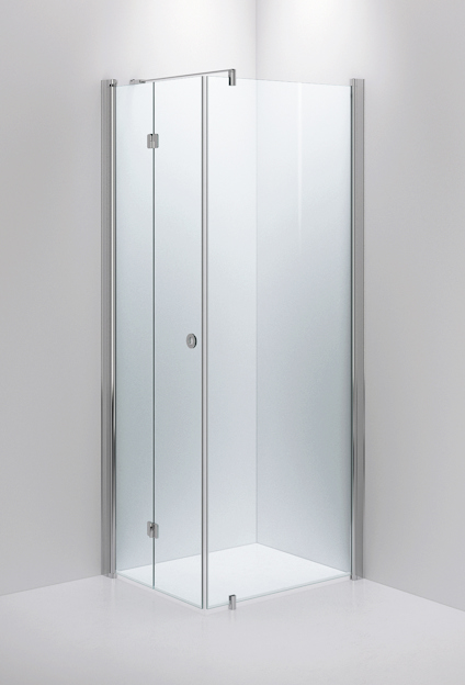 Duschvägg med transparent glas och polerade metallprofiler i en L-formad design, monterad i ett hörn mot vita väggar.