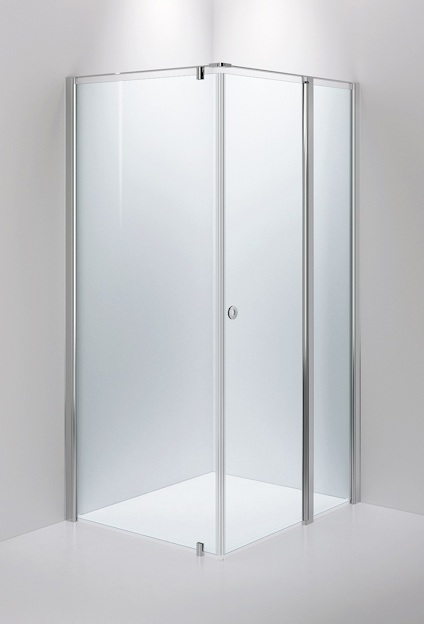 Duschvägg med transparent glas och polerade metallkanter, monterad i ett hörn.