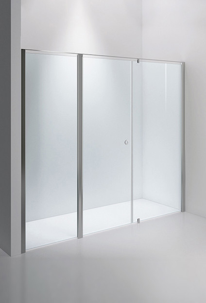 Glasduschvägg med polerade metallprofiler och en dörr med handtag. Installationen är mot en vit vägg.