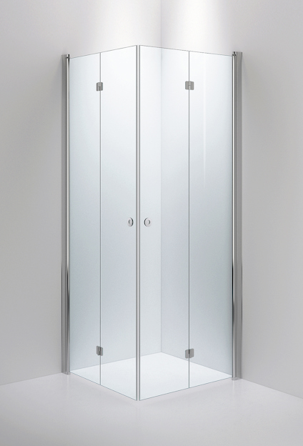 Genomskinlig duschvägg med minimalistisk design i hörnplacering med kromade detaljer och dörrar på glaspanelerna.