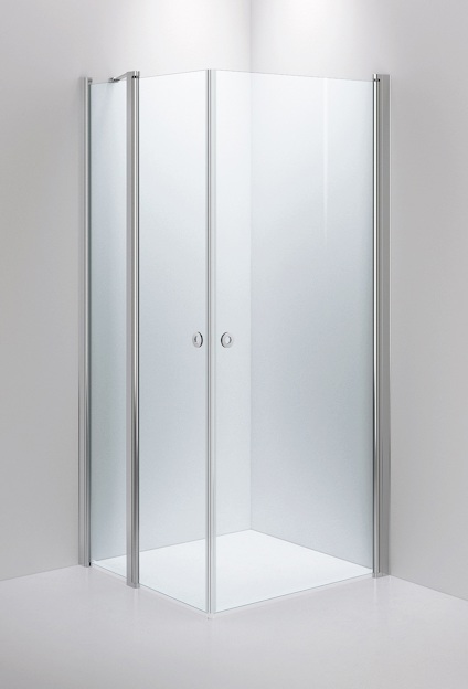Duschhörna med transparent glas och polerade aluminiumprofiler, två dörrar med runda handtag i ett hörn av ett badrum.