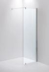 Duschvägg i klart glas med polerade metallbeslag och ett stöd i överkant mot väggen. Minimalistisk design, vit bakgrund.